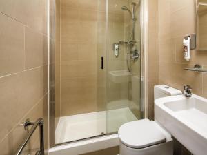 ein Badezimmer mit Dusche, Toilette und Waschbecken in der Unterkunft ibis Styles London Gloucester Road in London + 57 Fotos
