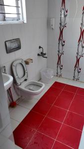 MyCasa في تشيناي: حمام مع مرحاض وأرضية حمراء