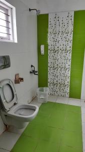 MyCasa في تشيناي: حمام مع مرحاض وأرضية خضراء