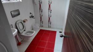 MyCasa في تشيناي: حمام مع مرحاض وشطاف +12 صورة