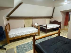 Zimmer mit 2 Betten in einem Zimmer in der Unterkunft Bungalow in Badsey, north of Cotswolds in South Littleton