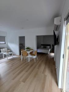 Μια τηλεόραση ή/και κέντρο ψυχαγωγίας στο Birkdale 2 Bedroom Guest House Stay