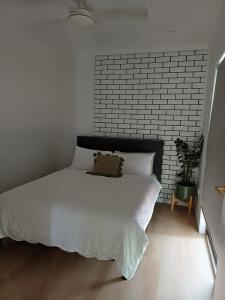 Ένα ή περισσότερα κρεβάτια σε δωμάτιο στο Birkdale 2 Bedroom Guest House Stay