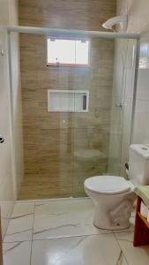 Et badeværelse på Casa completa com churrasqueira em Imbituba + 2 billeder