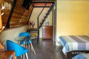 En eller flere senge i et værelse på Cabañas Alpinas en Oxapampa + 54 billeder