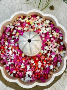 een kom gevuld met hagelslag op een tafel bij Villa hasard in Had Abdallah Rhiat