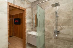 een badkamer met een douche met een glazen deur bij Villa hasard in Had Abdallah Rhiat +46 foto's