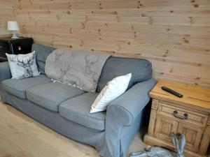 een blauwe bank met kussens in de woonkamer bij Stag's View in Ballina