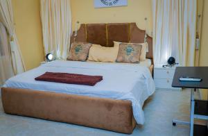 En eller flere senge i et værelse på DTD Shortlet Homes