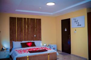 En eller flere senge i et værelse på DTD Shortlet Homes