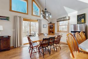 una cucina e una sala da pranzo con tavolo e sedie di Eidelweiss Retreat a Madison