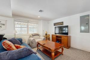 un soggiorno con un divano blu e un tavolino da caffè di Eidelweiss Retreat a Madison