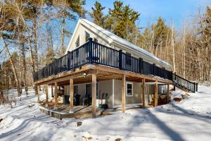 una baita nel bosco nella neve di Eidelweiss Retreat a Madison