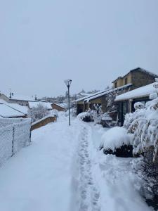 LES FONTANILLES odeillo chalet 60 WIFI & PARKING gratuit exposé plein sud & plein pied , draps & serviettes de toilettes non inclus, sabanas y toallas no incluidos om vinteren