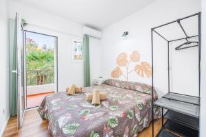 ein Schlafzimmer mit einem Bett mit zwei Teddybären darauf in der Unterkunft Gran Sol Family 5 in Cala Ferrera + 14 Fotos