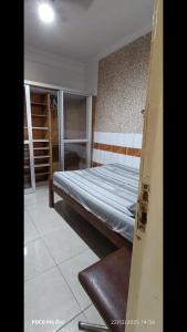 een slaapkamer met een bed met blauwe lakens bij POUSADA Cantinho e Sossego casa 1 in Vespasiano