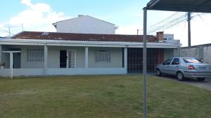 un'auto parcheggiata di fronte a una casa di Casa Stepien ,Eucaliptos Fazenda Rio Grande Paraná Brazil a Fazenda Rio Grande