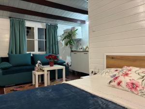une chambre avec un lit et un canapé dans l'établissement Mika Tiny House, à Daia