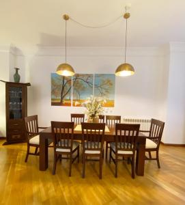 a dining room with a table and chairs at Domus Altiora Centro in Salamanca