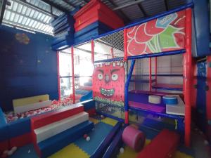 a childrens play room with a play structure with a play structure at Apartamento completo cerca del Aeropuerto y Parque Viva 5 personas in Guácima