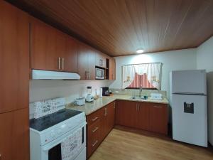 Kuchyň nebo kuchyňský kout v ubytování Apartamento completo cerca del Aeropuerto y Parque Viva 5 personas