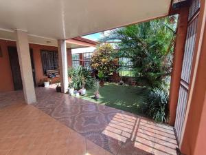 a courtyard with a pond in the middle of a house at Apartamento completo cerca del Aeropuerto y Parque Viva 5 personas in Guácima