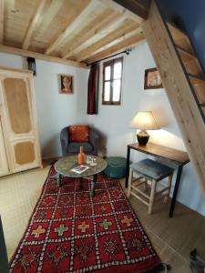 a living room with a table and a desk at La Maison des Amis in Fès