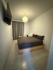 een slaapkamer met een bed en een flatscreen-tv bij Onlyroom Madrid Calatrava in Madrid +21 foto's