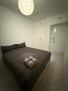 een slaapkamer met een groot bed met een tas erop bij Onlyroom Madrid Calatrava in Madrid