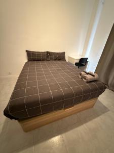 een groot bed in een kamer met een tafel bij Onlyroom Madrid Calatrava in Madrid
