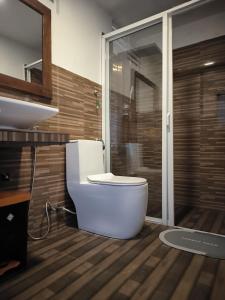 een badkamer met toilet en glazen douche bij Slon White Elephant Ella in Ella