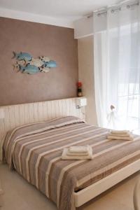 ein Schlafzimmer mit einem Bett mit Handtüchern darauf in der Unterkunft Blu Marina Alassio in Alassio