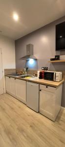 Kuchyň nebo kuchyňský kout v ubytování Studio cosy indépendant