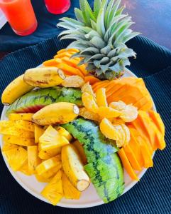 un piatto di frutta e verdura su un tavolo di Ayana Beach Garden a Negombo