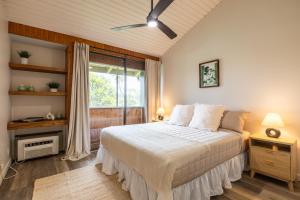 een slaapkamer met een bed en een raam bij Kuilima West 101 condo in Kawela Bay