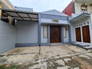 ein Zuhause mit einem blau-weißen Haus in der Unterkunft Shoreside - Bukit Asri in Jepara