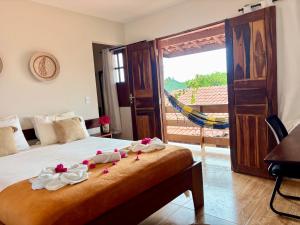 ein Schlafzimmer mit einem Bett mit Handtüchern darauf in der Unterkunft Morada das Dunas in Atins + 97 Fotos