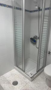 een douchecabine in een badkamer met een toilet bij Suite Cava in Arrecife