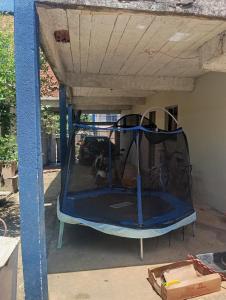 un trampoline vide dans un garage dans l'établissement Casa próximo a praia do morro, à Guarapari
