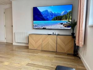 TV a/nebo společenská místnost v ubytování Modern Apartment overlooking Andover High Street