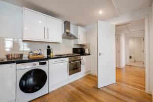 Kuchyň nebo kuchyňský kout v ubytování Modern Apartment overlooking Andover High Street