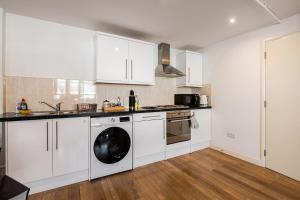 Kuchyň nebo kuchyňský kout v ubytování Modern Apartment overlooking Andover High Street