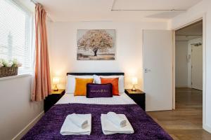 Postel nebo postele na pokoji v ubytování Modern Apartment overlooking Andover High Street + 28 fotografií