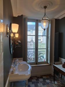 Et badeværelse på Hôtel Savare + 21 billeder