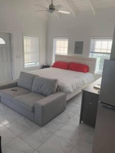 Bella Blus Villa的带一张大床和一张沙发的卧室