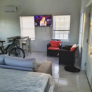 Bella Blus Villa的带床和电视的客厅 更多24张照片