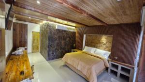 um quarto com uma cama grande e um teto de madeira em Hotel Toconar em San Pedro de Atacama