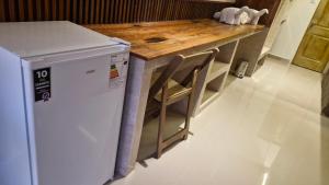 uma cozinha com bancada de madeira ao lado de uma geladeira em Hotel Toconar em San Pedro de Atacama mais 6 fotografias