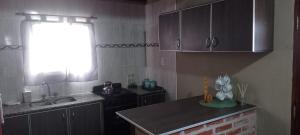 una cucina con un lavello e un piano di lavoro di Casa con parque para 5 personas a Miramar