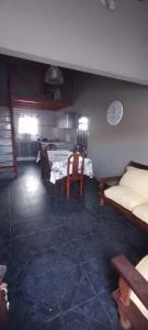 un soggiorno con un divano e un tavolo di Casa con parque para 5 personas a Miramar